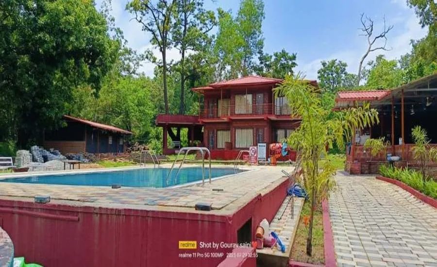 Red lodge and raised pool in the forest at Wild Wings Pradhani
